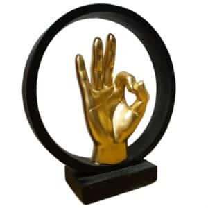 פסל אומנותי “יד יוצרת O.K מוזהב” - סמל לעוצמה שקטה ומחשבה חיובית