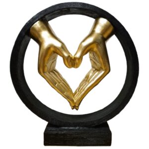 פסל אומנותי "ידיים יוצרות לב מוזהב"