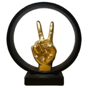 פסל אומנותי “יד יוצרת V מוזהב” – סמל לניצחון, חזון, והשראה