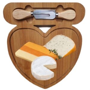 מגש גבינות מעץ בעיצוב לב, עם סכין ומזלג